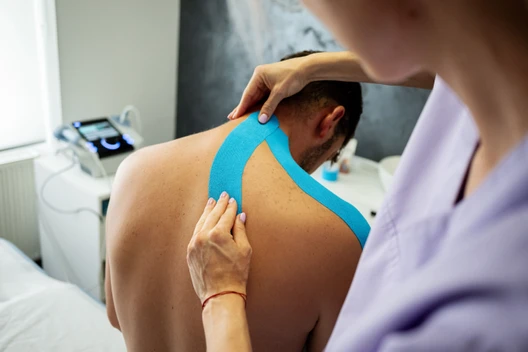 Pakiet 3 zabiegów kinesiotapingu przy pomocy plastrów rehabilitacyjnych