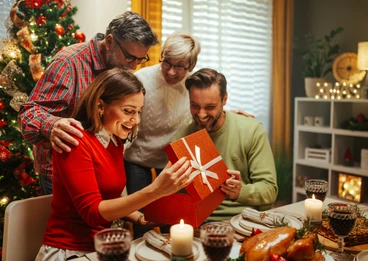 Zdrowie i troska pod choinkę: Przewodnik po prezentach z ApteGo.pl dla całej rodziny