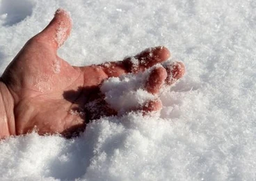 Jak rozpoznać i leczyć odmrożenia – skuteczne metody i wskazówki