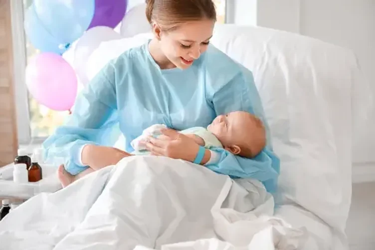 Image of mama z córką po porodzie.webp