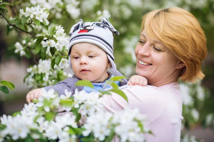 Image of mama z dzieckiem na spacerze wiosennym jpg.jpg